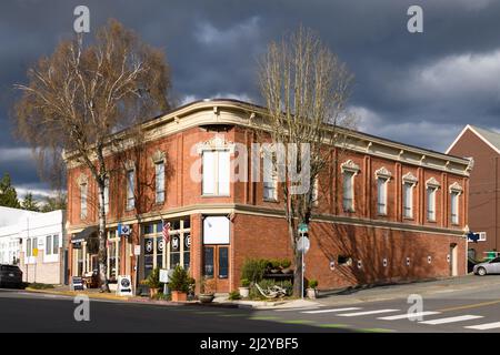 Kirkland, WA, USA - 31. März 2022; Historic Masonic Lodge Building in Kirkland, Washington, auch bekannt als Campbell Building im Frühlingslicht Stockfoto