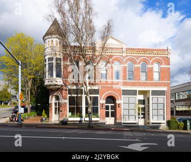 Kirkland, WA, USA - 31. März 2022; das viktorianische Handelsgebäude in Kirldland, Washington, wurde 1892 von Peter Kirk erbaut Stockfoto