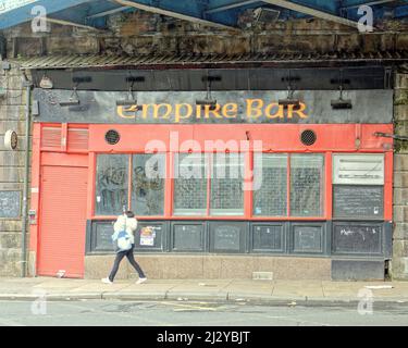 Glasgow, Schottland, Großbritannien 4.. April 2022. Wirtschaftliche Dystopia in der Einkaufsstraße, da Geschäfte in der Nähe liegen oder auf Verkäufe zurückgreifen, um offen zu bleiben, da unattraktive Straßen wenig dazu bringen, Käufer zu verführen, da Familien Schwierigkeiten haben, grundlegende Dinge bereitzustellen. Die Hauptstraße am Salzmarkt erholte sich nie von der Umleitung von Bussen vor Jahren, und die lokale Armut mit obdachlosen Hostels und einer steigenden Kriminalitätsrate führte dazu, dass die Käufer sie verwüsten. Die Empire-Bar war einst ein geschäftiges Pub mit einer frühen Marktlizenz, die sie ab 8am öffnen ließ, die Schließung des Paddys-Marktes sah ihren Niedergang mit dem Niedergang der Pubs im Allgemeinen. Cred Stockfoto