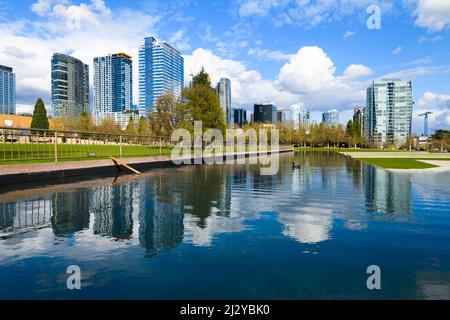 Bellevue, WA, USA - 31. März 2022; die Skyline von Bellevue Washington spiegelt sich im Frühling im Pool des Downtown Park wider Stockfoto