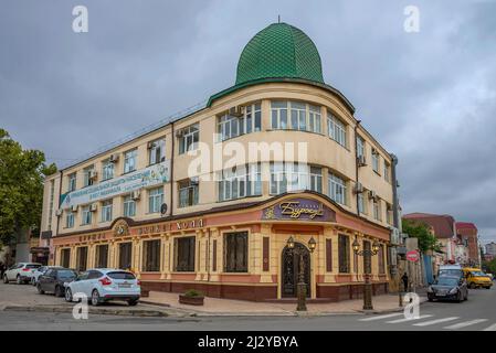 MACHATSCHKALA, RUSSLAND - 24. SEPTEMBER 2021: Aufbau des Departements für sozialen Schutz der Bevölkerung. Machachkala, Republik Dagestan Stockfoto