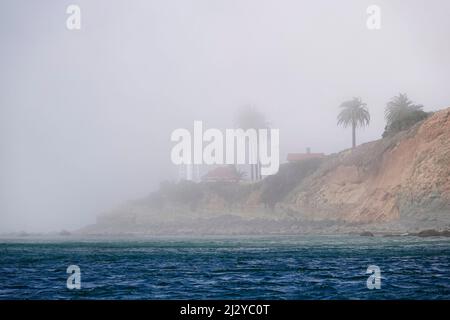 San Diego, Kalifornien, USA. 24. März 2022. Nebel umhüllt den Leuchtturm von New Point Loma im Cabrillo State Marine Reserve an der Südspitze von Point Loma in San Diego. (Bild: © K.C. Alfred/ZUMA Press Wire Service) Stockfoto