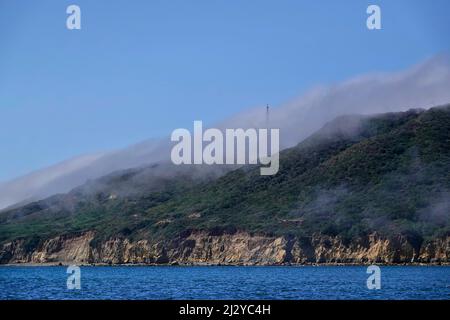 San Diego, Kalifornien, USA. 24. März 2022. Nebel umhüllt das Cabrillo National Monument in der Nähe der Südspitze von Point Loma in San Diego. (Bild: © K.C. Alfred/ZUMA Press Wire Service) Stockfoto