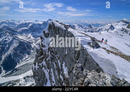 Zwei Frauen auf Skitour stehen auf Berggipfeln, im Hintergrund Steinernes Meer, Ofental, Berchtesgadener Alpen, Nationalpark Berchtesgaden, Oberbayern, Bayern, Deutschland Stockfoto