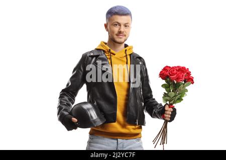 Typ mit gefärbten Haaren, der einen Motorradhelm hält und ein paar rote Rosen auf weißem Hintergrund isoliert Stockfoto