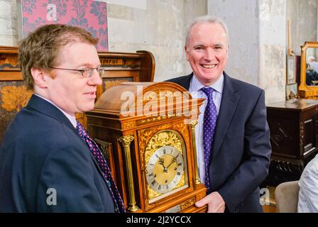 Belfast, Nordirland. 13.. April 2008. Bro McFerran von Allstate hält eine antike Uhr, während die Antiques Roadshow im Titanic Drawing Office in Belfast gedreht wird Stockfoto