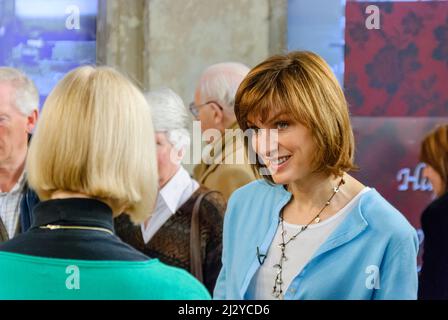 Belfast, Nordirland. 13.. April 2008. Fiona Bruce präsentiert die Antiques Roadshow im Titanic Drawing Office, Belfast Stockfoto