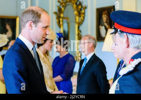 HILLSBOROUGH, NORDIRLAND. 14. JUNI 2016: Prinz William, der Herzog von Cambridge, trifft Gäste, als er bei der jährlichen Gartenparty des Staatssekretärs mit Catherine (Kate), der Herzogin von Cambridge, ankommt. Stockfoto