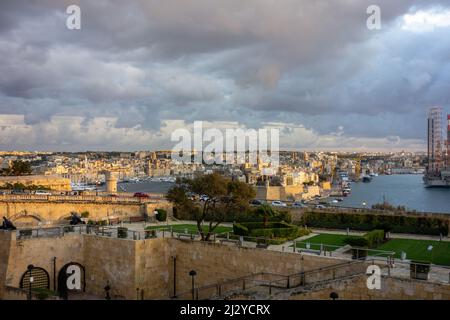 Verkehr auf Triq Girolamo Cassar, der in die ummauerte Stadt Valletta, Malta, führt, 9. Dezember 2019. Stockfoto