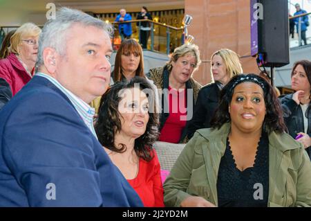 Eamonn Holmes, Lesley Joseph und Alison Hammond senden „This Morning“ live vom Victoria Square, BELFAST, 14/01/2011 Stockfoto