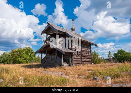 Klassische hölzerne alte Kirche oder Kapelle im Norden russlands in karelien in zaonezhye Stockfoto