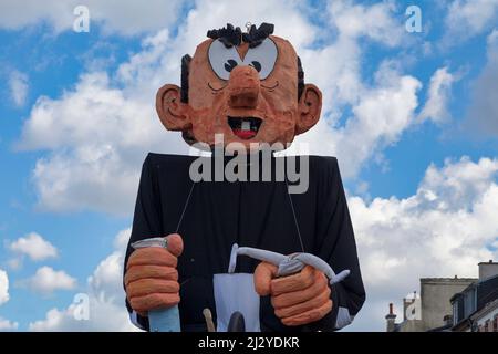 Landerneau, Frankreich - 03 2022. April: Gargamel thront auf einem Parade-Festwagen mit Schlümpfen des Carnaval de la Lune Etoilée. Stockfoto