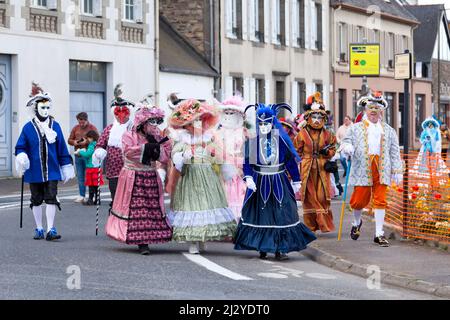 Landerneau, Frankreich - April 03 2022: Gruppe von Menschen, die während des Carnaval de la Lune Etoilée von Kopf bis Fuß in venitianischen Kostümen gekleidet waren. Stockfoto