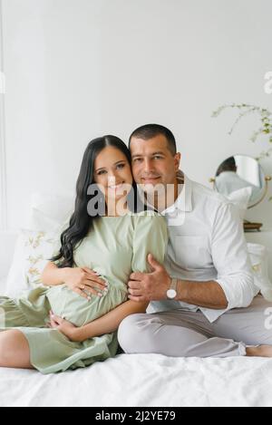 Porträt einer glücklichen Familie, die auf ein neues Familienmitglied wartet - ein Kind Stockfoto