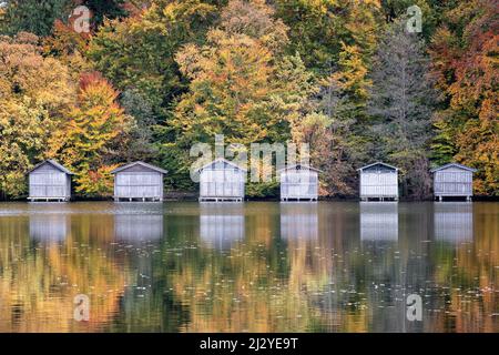 Bootshäuser am Weßlinger See im Herbst, Wessling, Oberbayern, Bayern, Deutschland, Europa Stockfoto