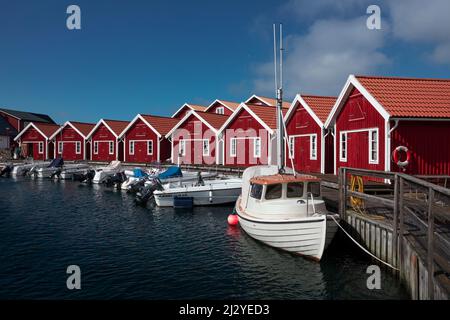 Rote Bootshäuser mit Booten auf der Schäreninsel Tjörn im Westen Schwedens Stockfoto