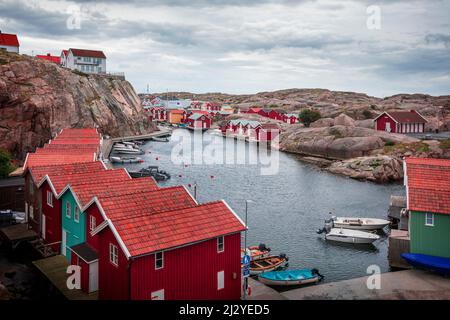 Farbenfrohe Bootshäuser in Smögen an der Westküste Schwedens Stockfoto