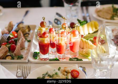 Schöne und leckere Snacks im Glas bei einem festlichen Bankett auf einer Hochzeit Stockfoto