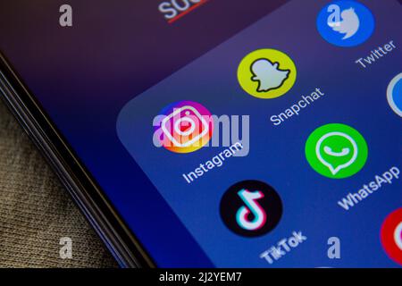 Symbole für Social-Media-Anwendungen (Instagram, Snapchat, Twitter, TikTok, Whatsapp) auf dem Smartphone-Bildschirm. Afyonkarahisar, Türkei - 4. April 2022. Stockfoto