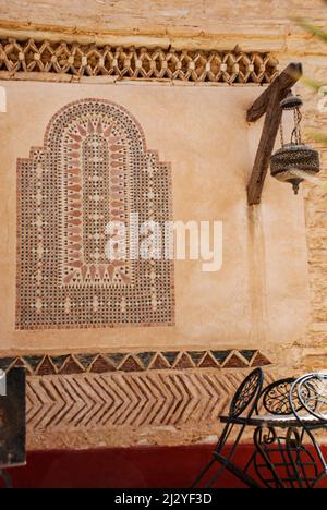 Ein Straßenausschnitt der Medina d'Agadir, der ein traditionelles Berberdorf nachbildet Stockfoto