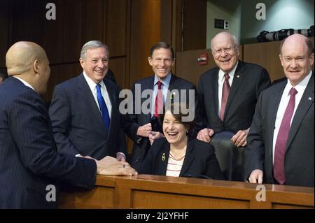 Washington, Usa. 04. April 2022. Demokratische Mitglieder des Justizausschusses des Senats sprechen am Montag, den 4. April 2022, nach einer Anhörung über die Ernennung von Richter Ketanji Brown Jackson zum Obersten Gerichtshof der Vereinigten Staaten im US-Kapitol in Washington, DC. Wenn die Ausschussstimmen nicht stimmen, würde der Mehrheitsführer des Senats, Chuck Schumer, D-NY, einen Antrag stellen, um die Nominierung dem Senat zu bringen. Foto von Bonnie Cash/UPI Credit: UPI/Alamy Live News Stockfoto