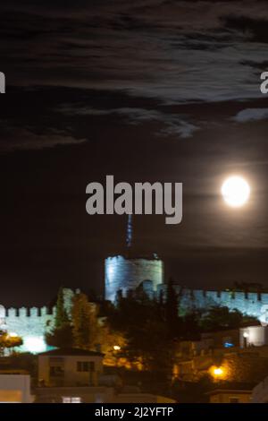 Kavala, Griechenland, eine vertikale Aufnahme der byzantinischen Festung unter dem Mondlicht Stockfoto