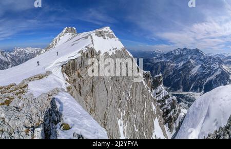 Panorama mit zwei Personen auf den Hochkalter, Hochkalter und Watzmann im Hintergrund, Ofental, Berchtesgadener Alpen, Nationalpark Berchtesgaden, Oberbayern, Bayern, Deutschland Stockfoto