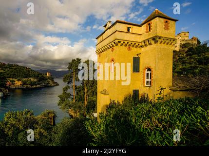 Landhäuser in Portofino mit Blick auf den Golf von Tigullio, Ligurien, Riviera di Levante, Italien Stockfoto