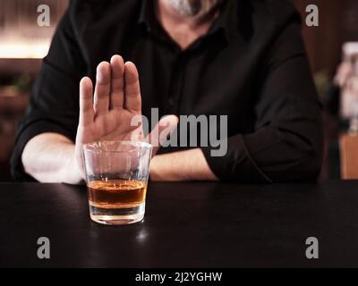 Der Mann weigert sich oder lehnt es ab, im Pub Alkohol zu trinken. Alkoholabhängigkeit Behandlung, Nüchternheit und Alkoholproblem. Stockfoto