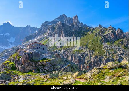 Die Albert-Heim-Hütte (2541m) mit dem Winterstock (3203m) und dem Lochberg (3074m) in den Urer Alpen im Furkapass, Kanton Uri, Schweiz Stockfoto