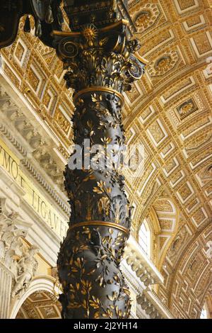 Peters Baldachin ist ein großes, barockes Bronzebauchdach, technisch Ciborium oder Baldachin genannt, über dem Hauptaltar des Petersdoms Stockfoto