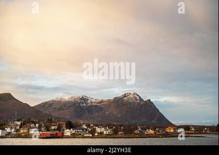 Risoyhamn der Risöy-Kanal in Risöysund, Hurtigrute, Vesteralen, Norwegen, Europa Stockfoto