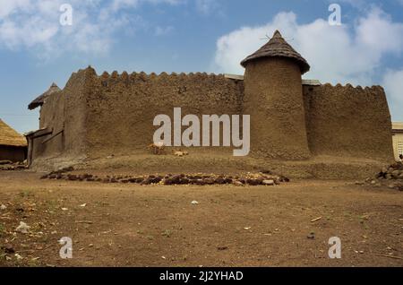 Samatiguila, Elfenbeinküste, Cote d'Ivoire. Die älteste Moschee in Cote d'Ivoire, in Malinke Stil, von der Ostseite gesehen. Stockfoto