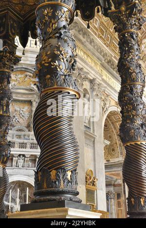 Peters Baldachin ist ein großes, barockes Bronzebauchdach, technisch Ciborium oder Baldachin genannt, über dem Hauptaltar des Petersdoms Stockfoto