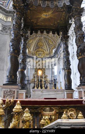Peters Baldachin ist ein großes, barockes Bronzebauchdach, technisch Ciborium oder Baldachin genannt, über dem Hauptaltar des Petersdoms Stockfoto