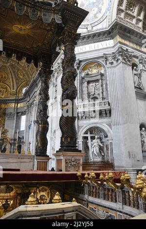 Peters Baldachin ist ein großes, barockes Bronzebauchdach, technisch Ciborium oder Baldachin genannt, über dem Hauptaltar des Petersdoms Stockfoto