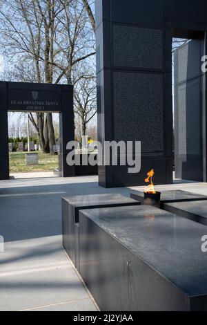 Zagreb, Kroatien - 26. März 2022: Dieses Denkmal auf dem Mirogoj Friedhof erinnert an die getöteten kroatischen Soldaten und Zivilisten des Kampfes gegen die Stockfoto
