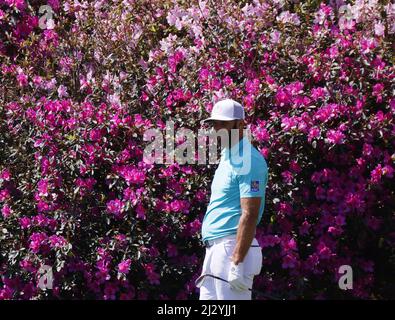 Augusta, Usa. 04. April 2022. Dustin Johnson steht in der Nähe des 13. Green während einer Übungsrunde vor dem Masters-Golfturnier im Augusta National Golf Club in Augusta, Georgia am Montag, 4. April 2022. Foto von John Angelillo/UPI Credit: UPI/Alamy Live News Stockfoto
