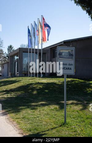 Grabovo Dio, Kroatien - 28. März 2022: Dieser Hangar wurde in ein Konzentrationslager für nicht-Serben aus Vukovar und Umgebung umgewandelt. Mehr Stockfoto