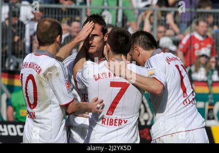 Mönchengladbach, Deutschland, 24,4.2010, Fußball: Deutsche Bundesliga, Saison 2009/10, Spieltag 32, Borussia Mönchengladbach (BMG, grün) gegen FC Bayern München (FCB, weiß) 1:1, Miroslav Klose feiert nach seinem Tor mit Robben, Ribery und Oli (FCB) Stockfoto