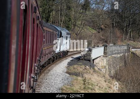 Klasse 37 (British Railways Typ 3) Diesel, der einen Personenzug von Oxenhope auf die Keighley & Worth Valley Heritage Railway Line befördert, Stockfoto