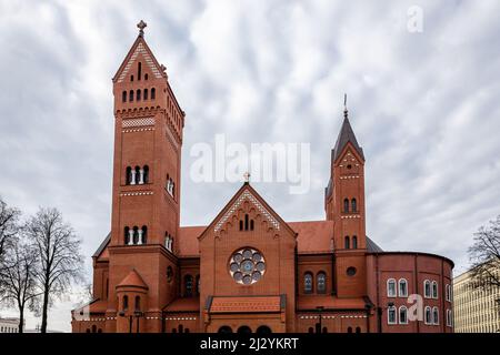 Die Kirche der Heiligen Simon und Helena, bekannt als Rote Kirche, polnischer römisch-katholischer Kirche auf dem Unabhängigkeitsplatz in Minsk, Weißrussland. Stockfoto