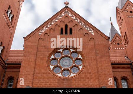 Die Kirche der Heiligen Simon und Helena, bekannt als Rote Kirche, polnischer römisch-katholischer Kirche auf dem Unabhängigkeitsplatz in Minsk, Weißrussland. Stockfoto