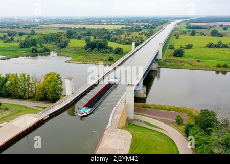 Wasserstraßenkreuz Magdeburg, Mittellandkanal führt über die Elbe, die längste Trogbrücke Europas, Hohenwarthe, Sachsen-Anhalt, Deutschland Stockfoto