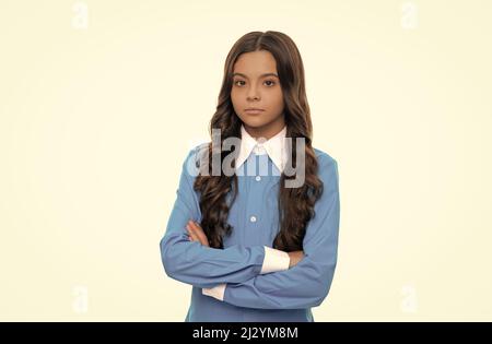 Serious Kind lange lockiges Haar isoliert auf weiß, Porträt Stockfoto