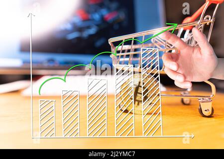 Business Männer zeigen Diagramm goldenen Bitcoin Trading Chart. Bitcoin als wichtigstes Kryptowährungskonzept Stockfoto