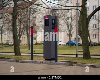 Ladestation für ein Elektroauto auf einem Parkplatz. Leeren Sie den Platz zum Parken und Laden eines Elektrofahrzeugs. Neues Gerät in der Stadt für Null-Emission. Stockfoto