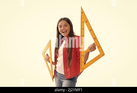 Mathematik. Lächelnd lustige Teenager-Mädchen halten Dreieck Lineal. Zurück zur Schule. Algebra und Geometrie. Stockfoto