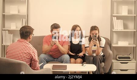 Psychologe geben Familientherapie für Telefon süchtig Papa Mutter und Tochter Mädchen, Beziehung Stockfoto