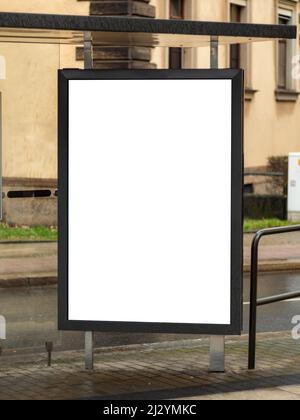 Leere Werbeplakat in einer Busstation in einer Stadt. Leere Plakatwand-Mockup für Marketing im öffentlichen Bereich. Vorlage zum Testen eines Anzeigendesigns. Stockfoto